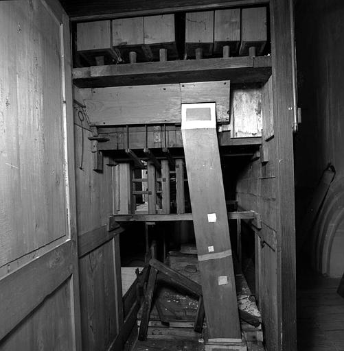 Orgue : Porte vent et réservoir à plis compensés, tirage de jeux avec tournants octogonaux en bois