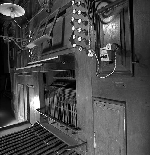 Orgue : Ensemble de la console avec panneau du bas enlevé montrant l'abrégé de pédale