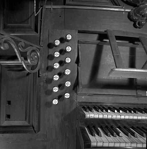 Orgue : Tirants de registres du côté gauche