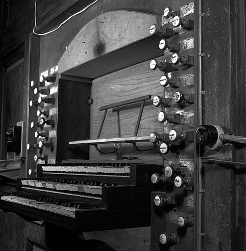 Orgue : Console avec panneau ouvert, bascule de grand orgue et du récit avec départ des vergettes vers les abrégés