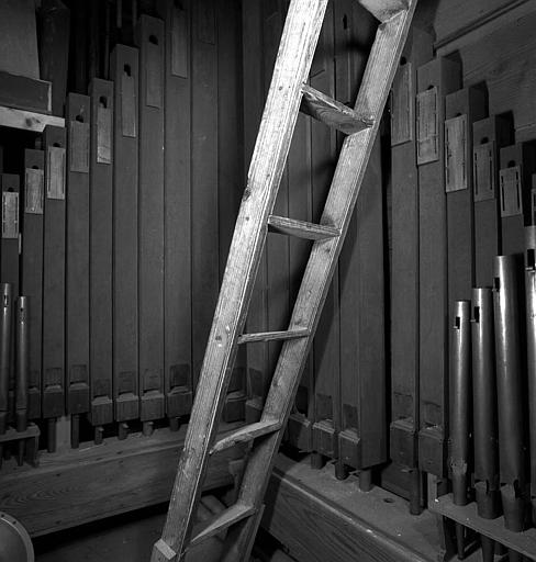 Orgue : Tuyaux de pédale, 16-8-4 dédoublés sur sommier pneumatique