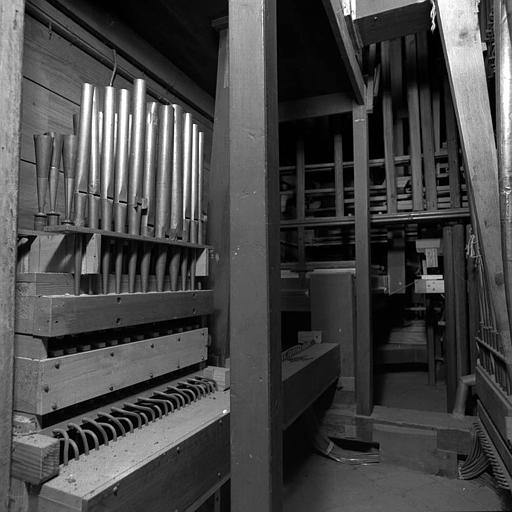 Orgue : Tuyaux de pédale ajoutés en pneumatique, tuyaux de trompette et flûte 4 (dessus)