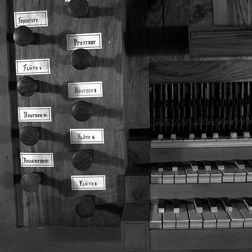 Orgue : Tirants de registres du côté gauche, départ de la mécanique du récit