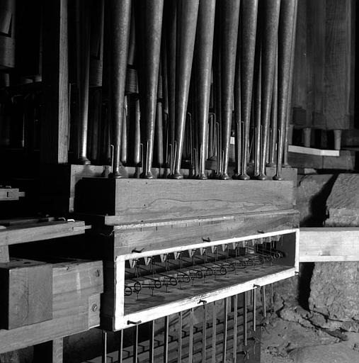 Orgue : Clairon et trompette de pédale, sommier complémentaire neuf pour l'aigu du pédalier, laye ouverte