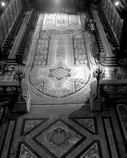 Tapis de la Savonnerie déployé entre les stalles des chanoines