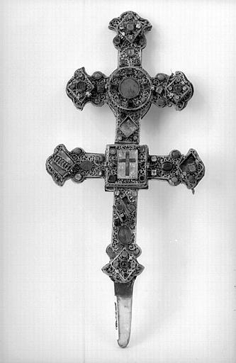 Croix reliquaire à double traverse en argent doré, filigranes, pierreries, intailles (avers)