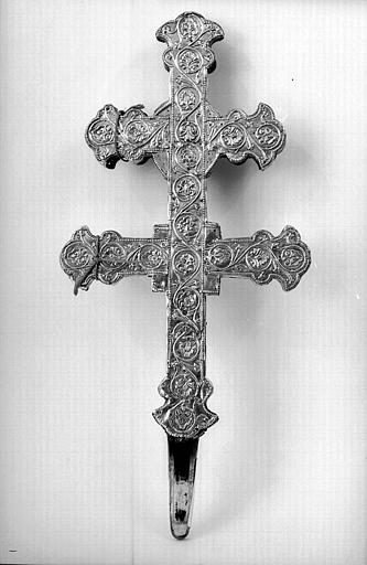 Croix reliquaire à double traverse en argent doré, filigranes, pierreries, intailles (revers)