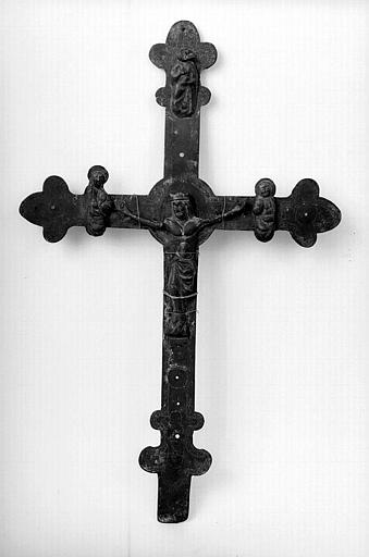 Croix processionnelle en cuivre avec traces de dorures