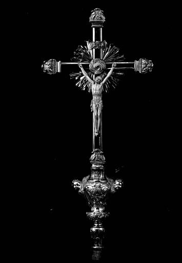 Croix processionnelle en argent repoussé sur âme de bois et métal, Christ en ivoire sculpté (avers)