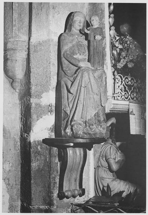 statue (petite nature) : Vierge à l'Enfant assise