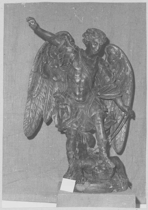 statue (petite nature) : saint Michel terrassant le démon