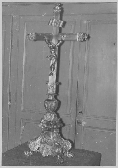 croix d'autel (garniture d'autel de Monseigneur Duplessis d'Argentré)