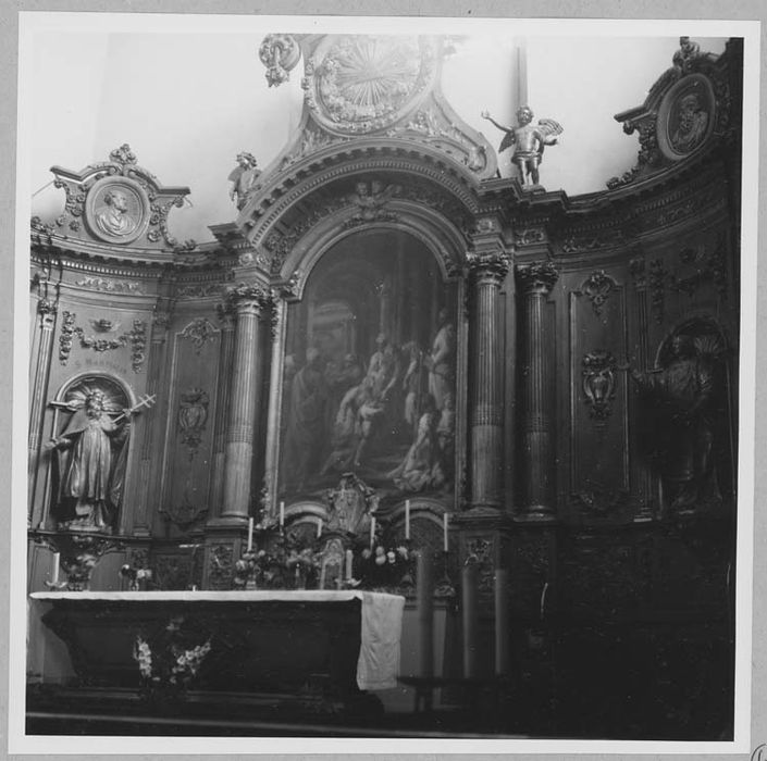ensemble du maître-autel (2 gradins d'autel, tabernacle, retable, tableau, cadre) : détail