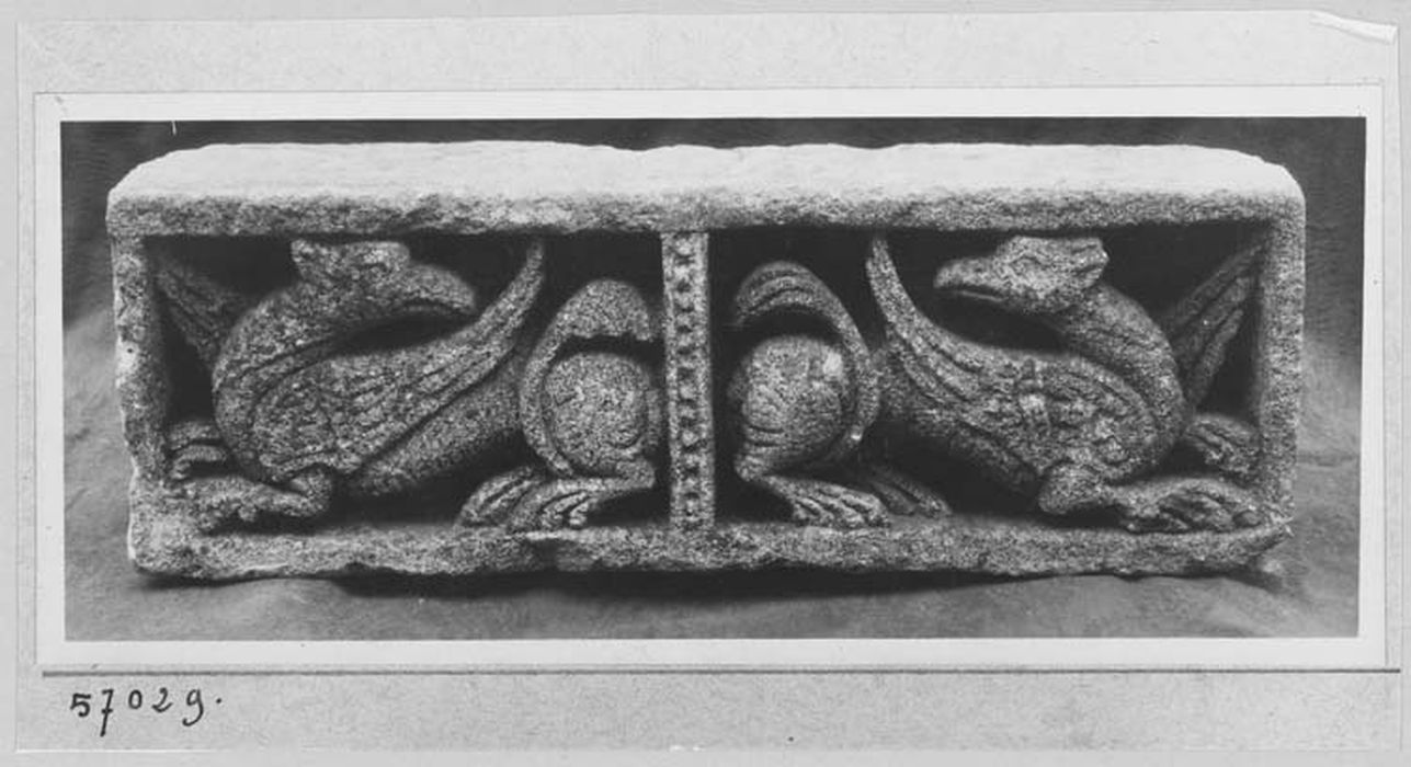 bas-relief : deux griffons ailés (numéro d'inventaire : inv. Arc. L. 69)