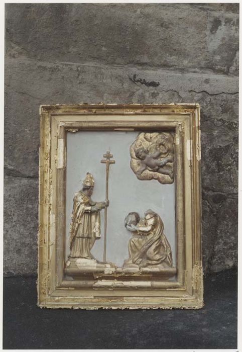 panneau de retable en demi-relief : sainte Valérie présentant sa tête à saint Martial