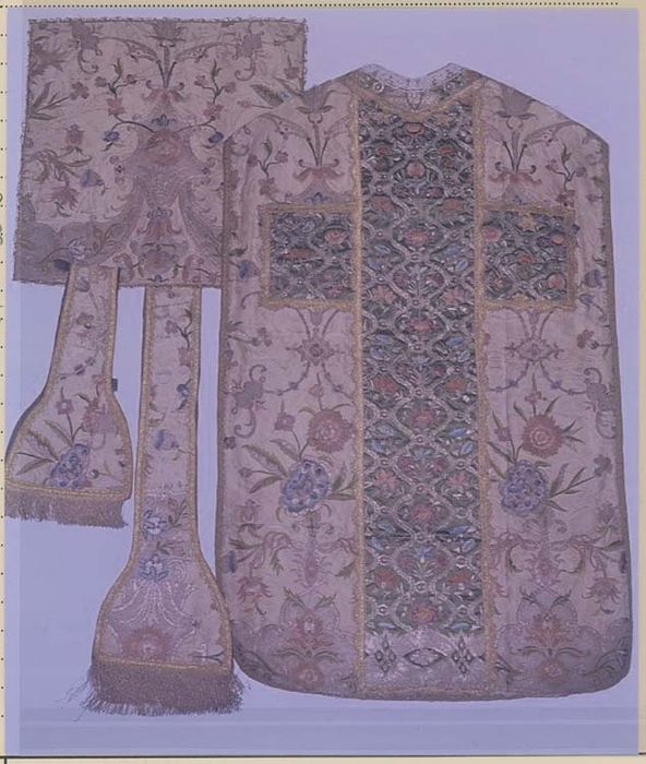 chasuble, étole, manipule, voile de calice (ornement blanc)