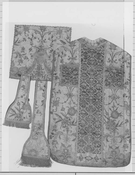 chasuble, étole, manipule, voile de calice (ornement blanc)