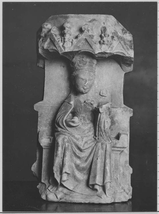 haut-relief (statuette) : Vierge à l'Enfant assise sous un dais