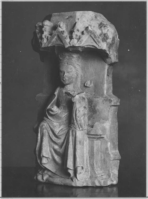 haut-relief (statuette) : Vierge à l'Enfant assise sous un dais