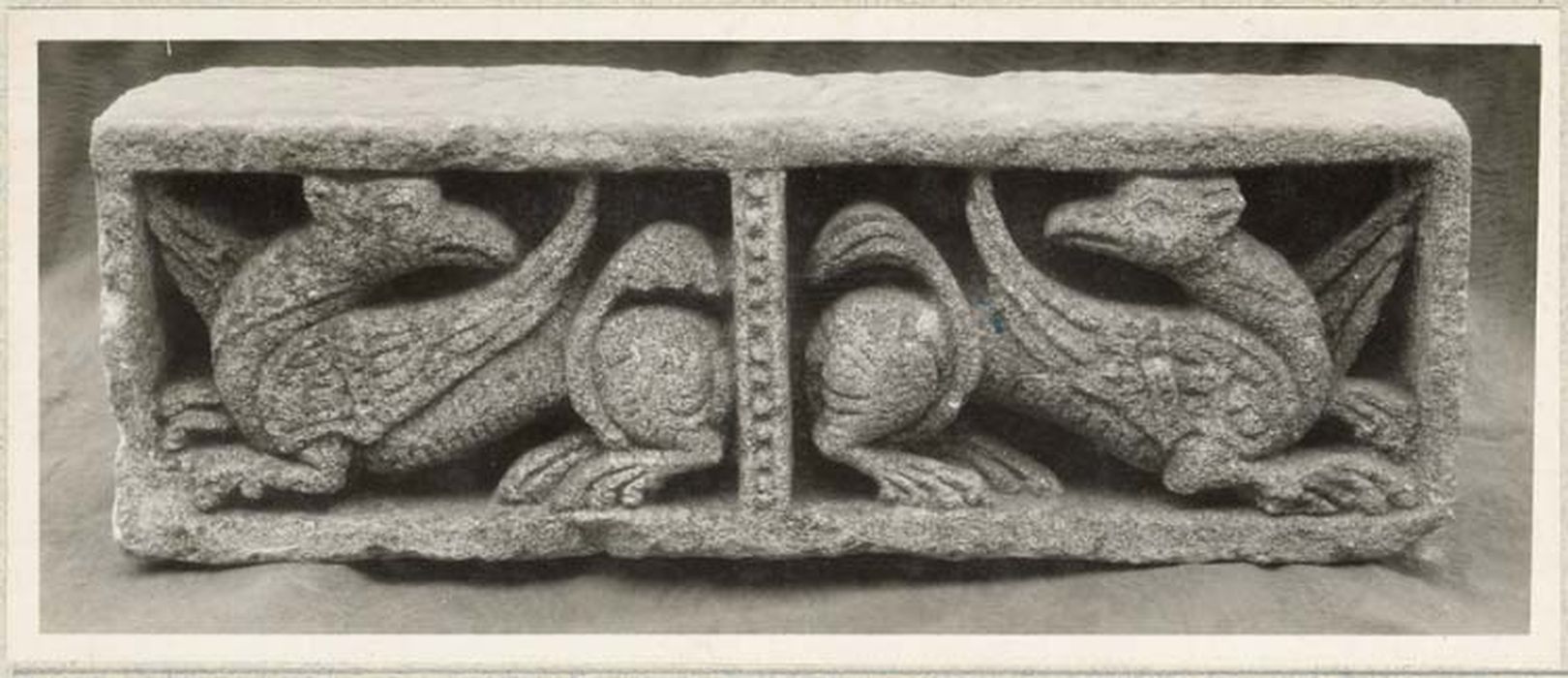 bas-relief : deux griffons ailés (numéro d'inventaire : inv. Arc. L. 69)