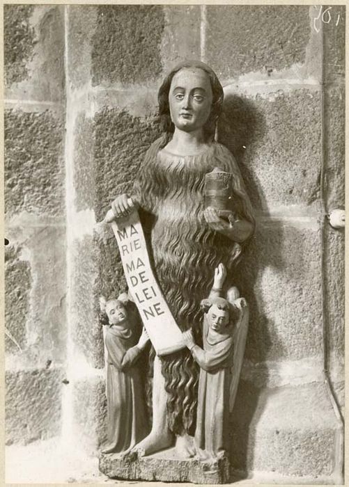 statue (petite nature) : sainte Madeleine pénitente élevée par deux anges