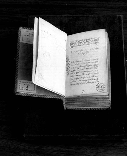 Manuscrit grec sur vélin relié en maroquin cramoisi 'La Politique d'Aristote' : 1e page avec enluminure