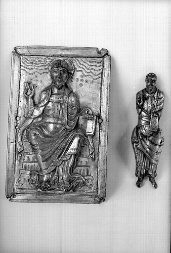 Deux éléments de bronze doré provenant de la châsse