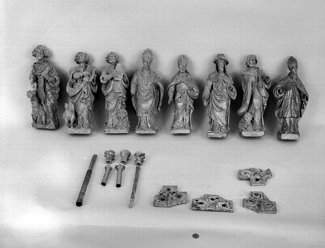 Châsse en forme de maison en cuivre doré sur âme de bois : Série de statuettes et éléments de métal provenant de la châsse