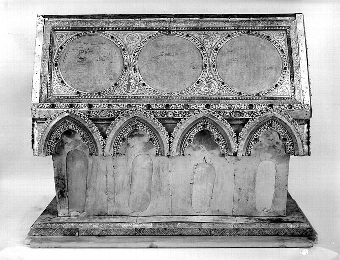 Châsse en forme de maison en cuivre doré sur âme de bois (face avant)