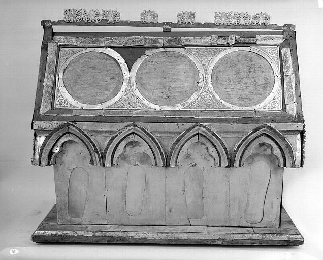 Châsse en forme de maison en cuivre doré sur âme de bois (face arrière avec la crête)
