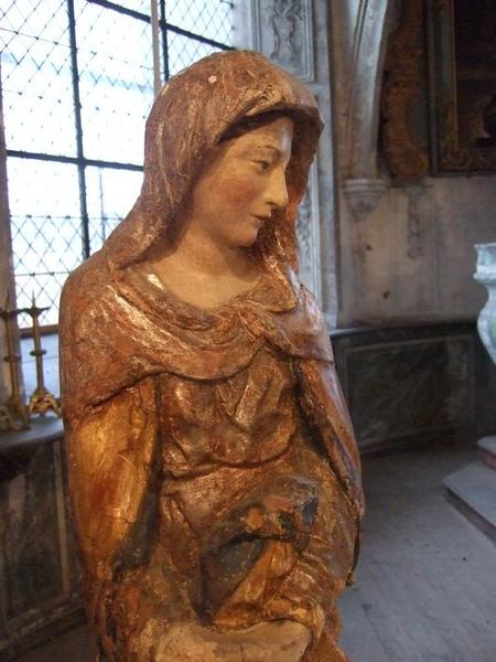 statue : Vierge de calvaire, vue partielle