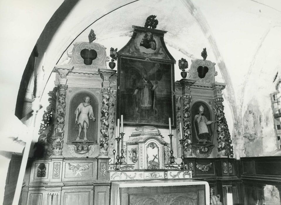 Maître-autel, retable, tabernacle, statues : Saint Jean-Baptiste et Saint évêque (Saint Renobert ?), tableau : Saint évêque