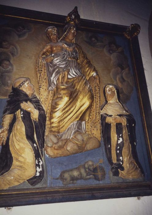 Haut-relief : donation du rosaire à saint Dominique et à sainte Catherine de Sienne