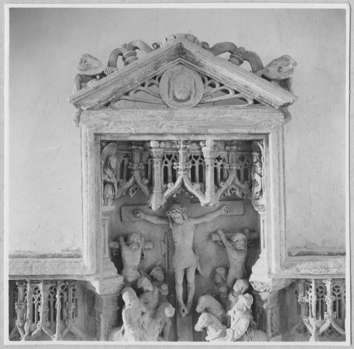 retable, bas-reliefs : la Crucifixion et les douze apôtres