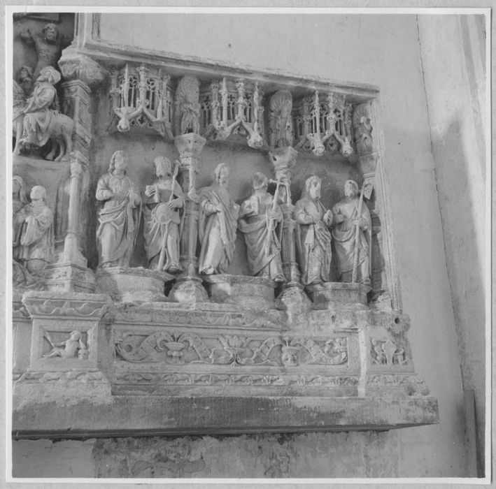 retable, bas-reliefs : la Crucifixion et les douze apôtres