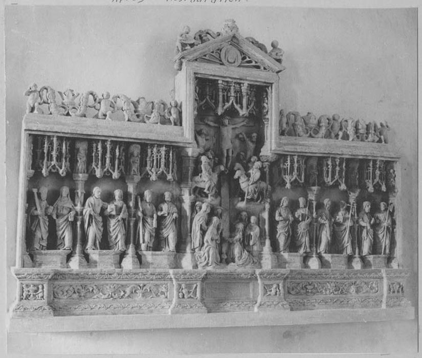 retable, bas-reliefs : la Crucifixion et les douze apôtres