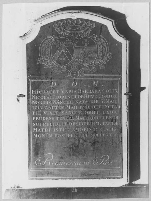 plaque funéraire de Marie-Barbe Colin, épouse de Nicolas Florent de Huvé mort le 7 mai 1748 - © Ministère de la Culture (France), Médiathèque du patrimoine et de la photographie, diffusion RMN-GP