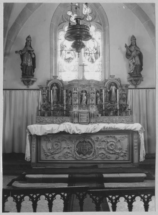 autel, retable, 2 tabernacles, antependium, 3 statues : le Christ, Saint Valbert, Saint Benoît (maître-autel)