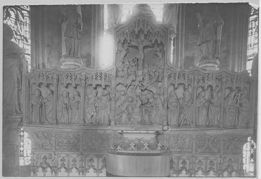 retable, bas-relief : la Crucifixion, Les apôtres