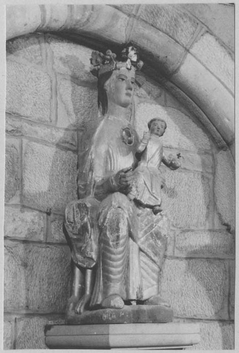 statue : Vierge à l'Enfant assise