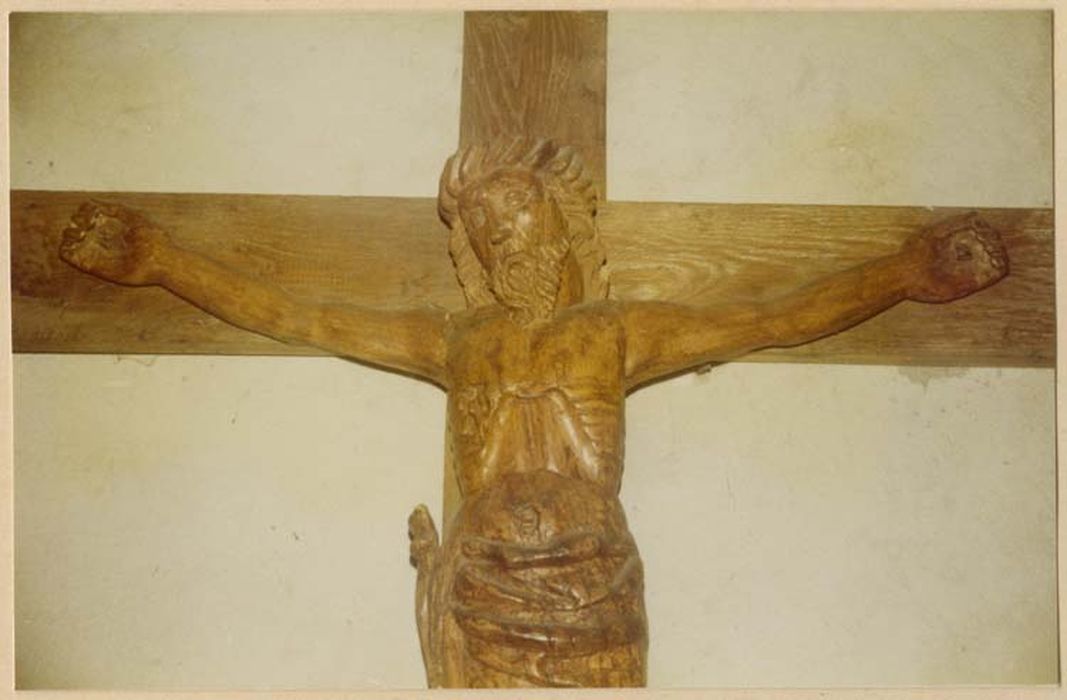 statue : Christ en croix