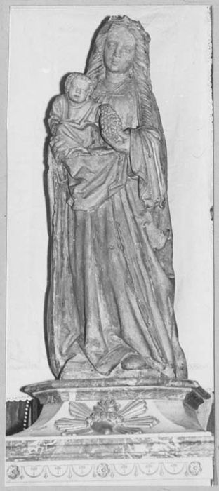 statue : Vierge à la grappe