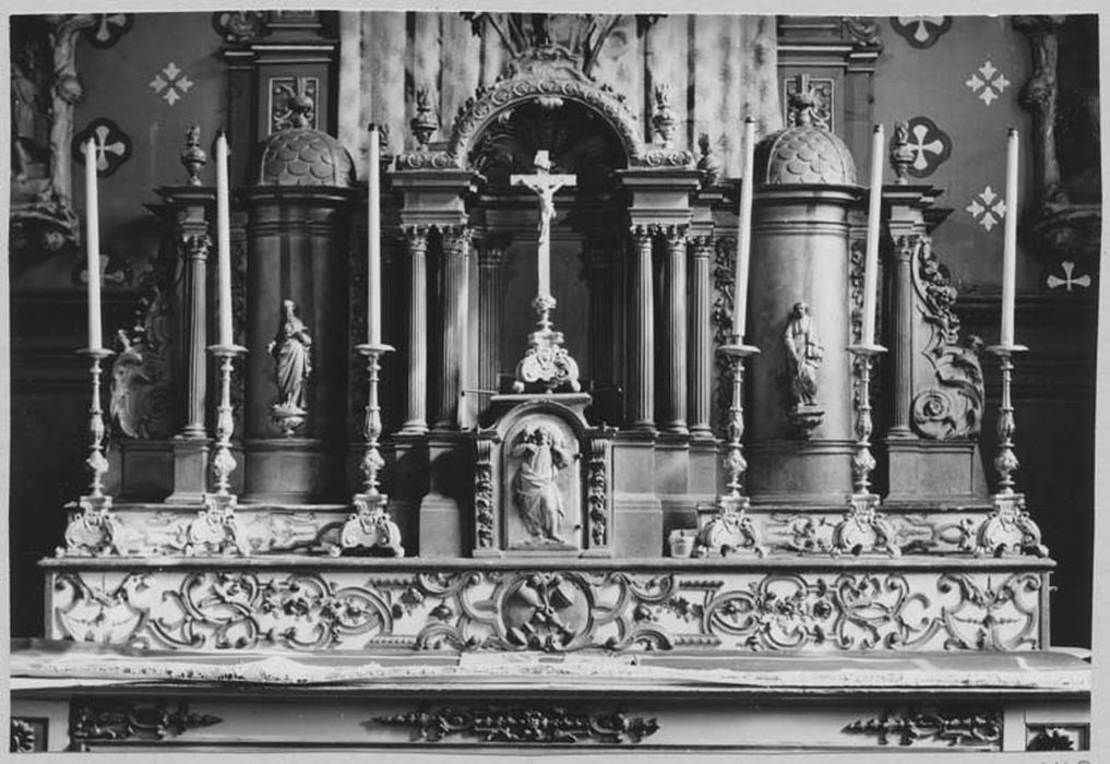 garniture du maître-autel : 6 chandeliers et croix d'autel