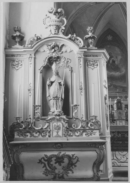 autel secondaire sud, tabernacle, retable et son couronnement, antependium, 4 chandeliers d'autel (porte-cierges), statue : Vierge et l'Enfant, haut-relief : saint Norbert