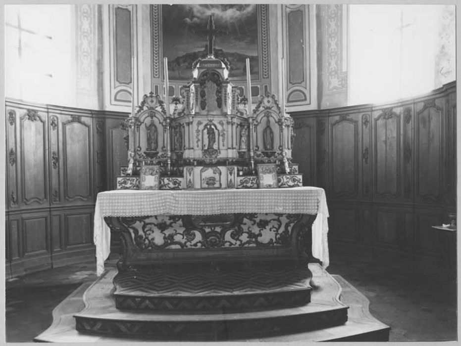 maître-autel, tabernacle, retable, exposition, 5 statuettes : Saint Norbert, Evêque mitré bénissant, le Bon Pasteur, Saint Antoine de Padoue, Saint Augustin, antependium, degré d'autel (emmarchement)