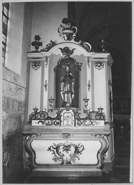 autel secondaire sud, tabernacle, retable et son couronnement, antependium, 4 chandeliers d'autel (porte-cierges), statue : Vierge et l'Enfant, haut-relief : saint Norbert