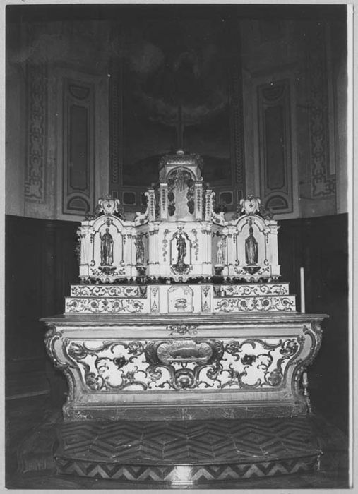 maître-autel, tabernacle, retable, exposition, 5 statuettes : Saint Norbert, Evêque mitré bénissant, le Bon Pasteur, Saint Antoine de Padoue, Saint Augustin, antependium, degré d'autel (emmarchement)