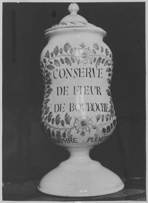 pots à pharmacie : conserve de fleur de bouroche - © Ministère de la Culture (France), Médiathèque du patrimoine et de la photographie, diffusion RMN-GP