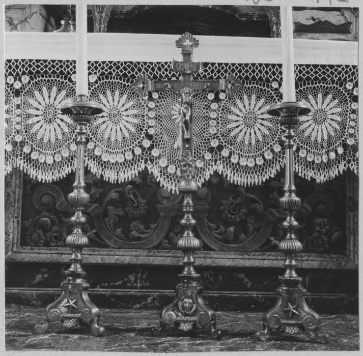 croix d'autel et 8 chandeliers (garniture d'autel)