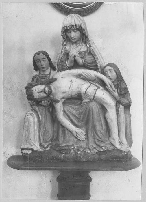 groupe sculpté : Vierge de Pitié avec saint Jean et sainte Madeleine